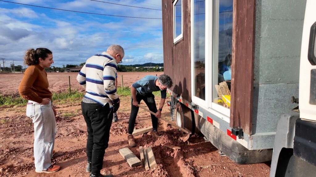 Tiny House Kamecasa atolada - Casa sobre rodas em um caminhão