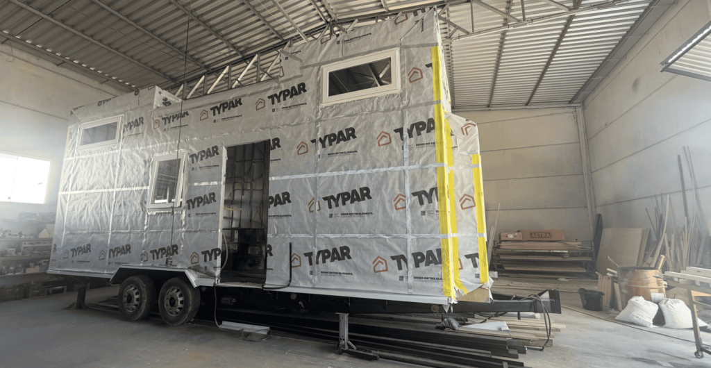 Como instalamos as calhas e o TYPAR na Tiny House Marianne