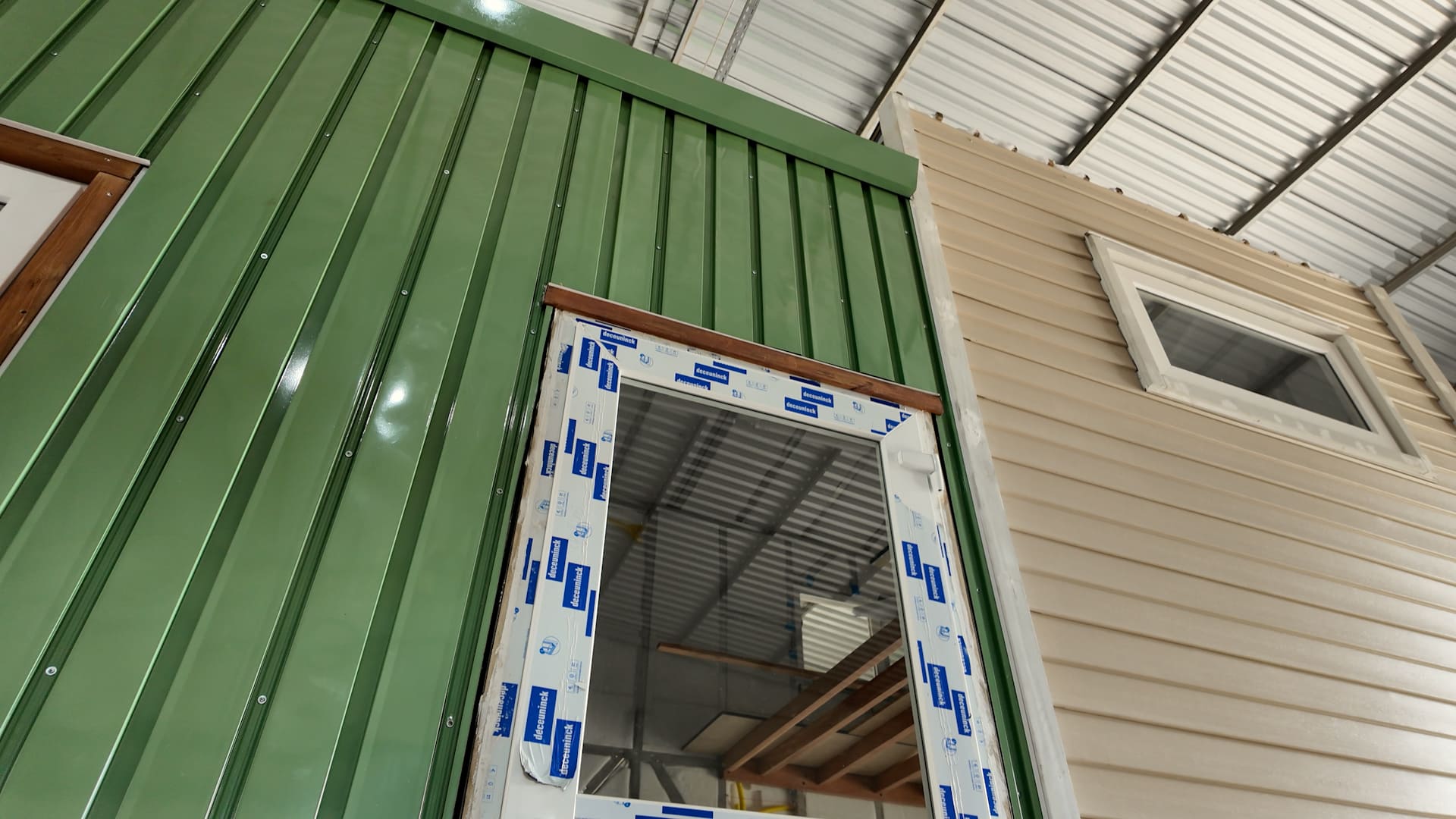 Instalamos o siding verde da Tiny House Marianne