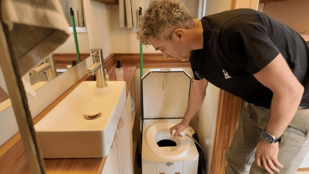 Tiny House na vida real: fogão, mesa e banheiro seco