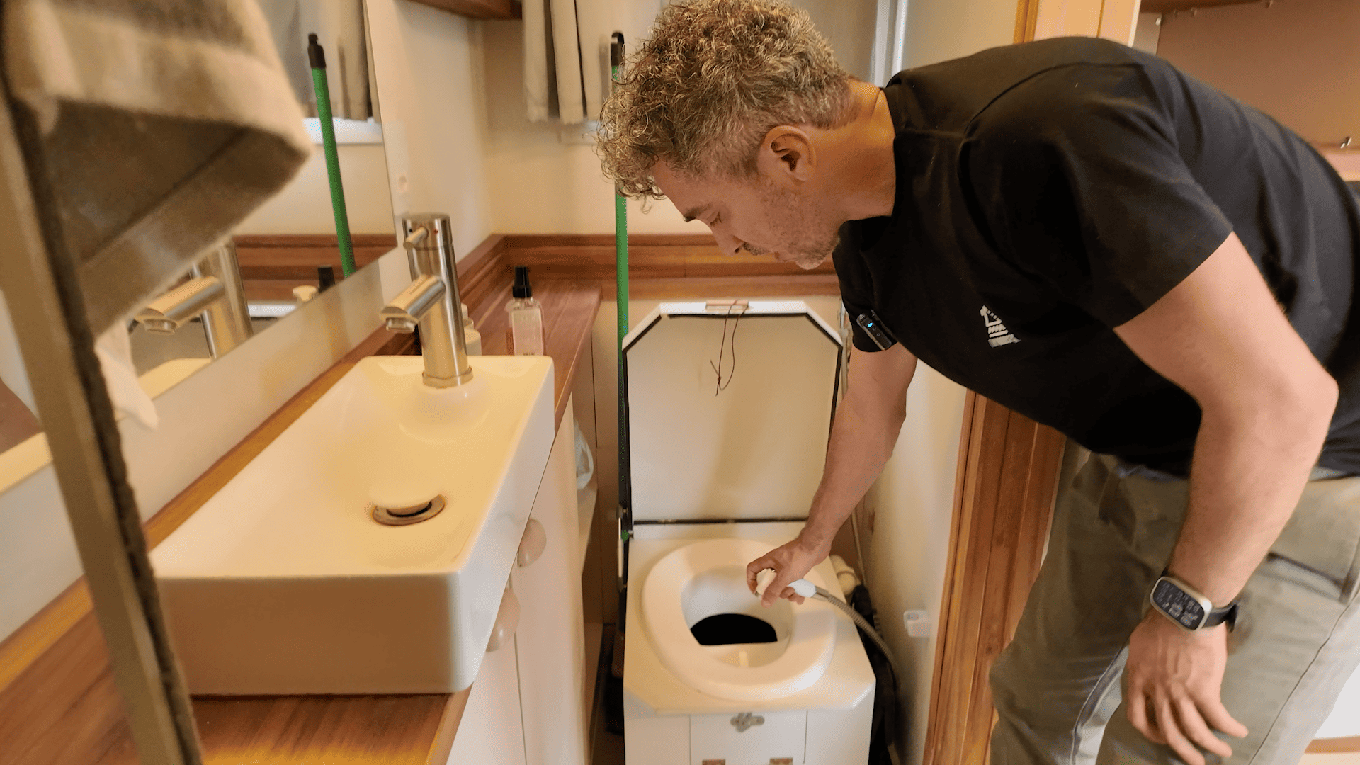 Tiny House na vida real: fogão, mesa e banheiro seco